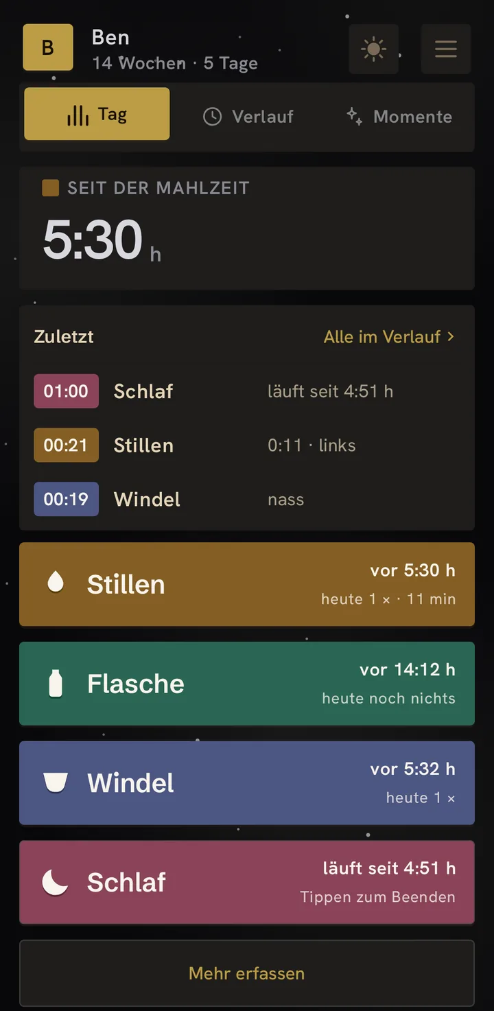 Dieselbe Startseite nachts: dunkler Grund und große Zahl.