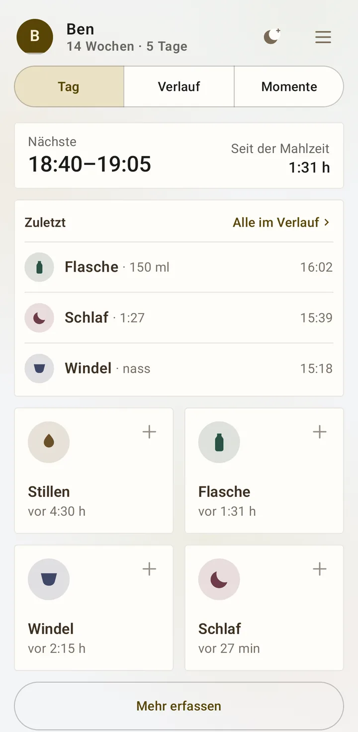 Die Startseite in der Vorlage Ruhig: „Nächste 18:40–19:05“, die letzten Einträge und vier Kacheln.