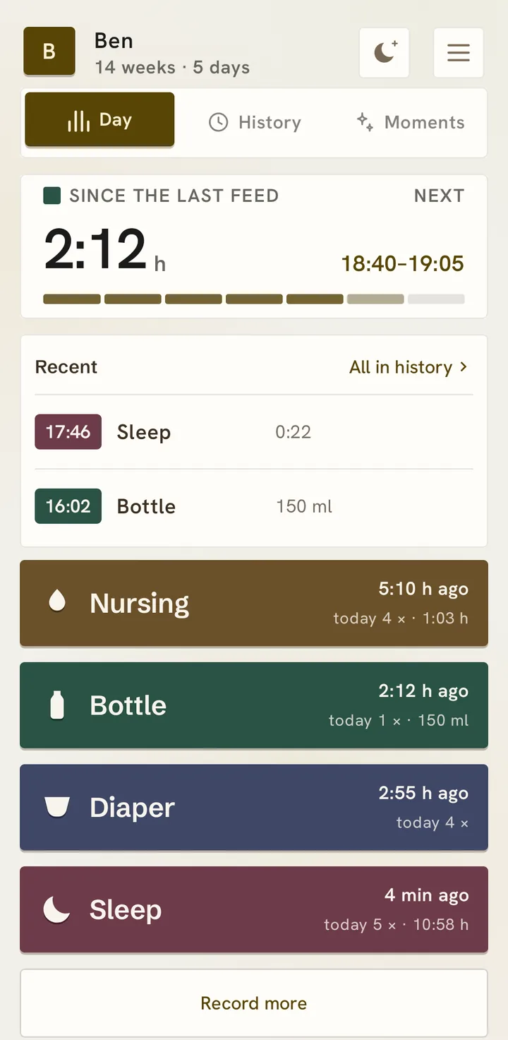 The home screen by day in the Simple preset: since the last feed, the next one as a time range, four big buttons.