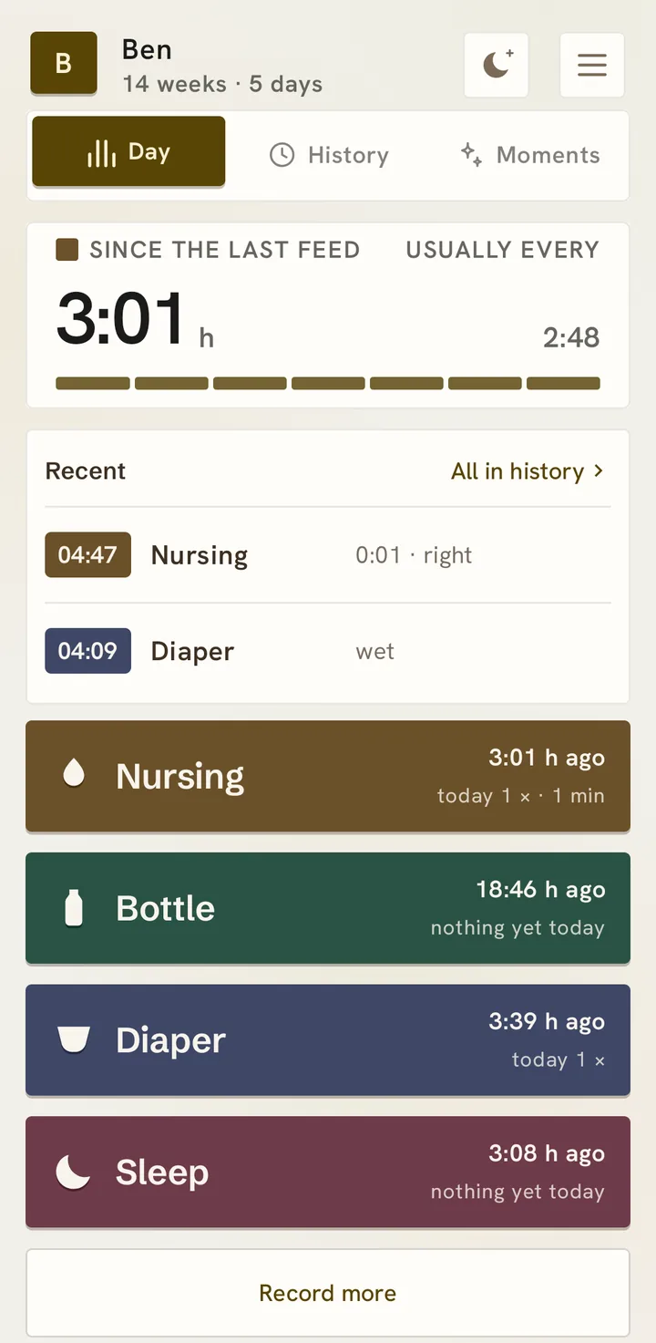 The home screen by day in the Simple preset: 3:01 h since the last feed, the latest entries and four big buttons.