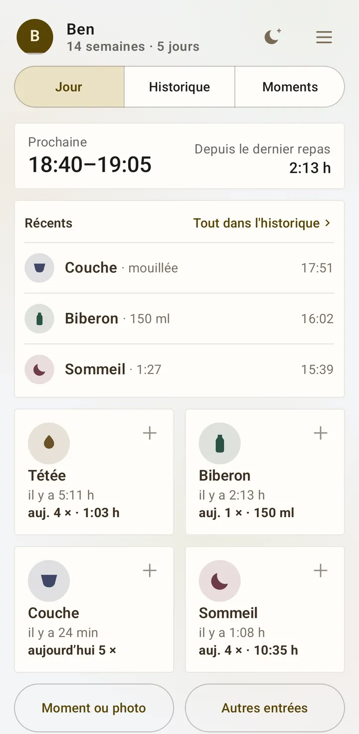 L’écran d’accueil avec le préréglage Calme : le prochain repas entre 18 h 40 et 19 h 05, les dernières entrées et quatre tuiles.