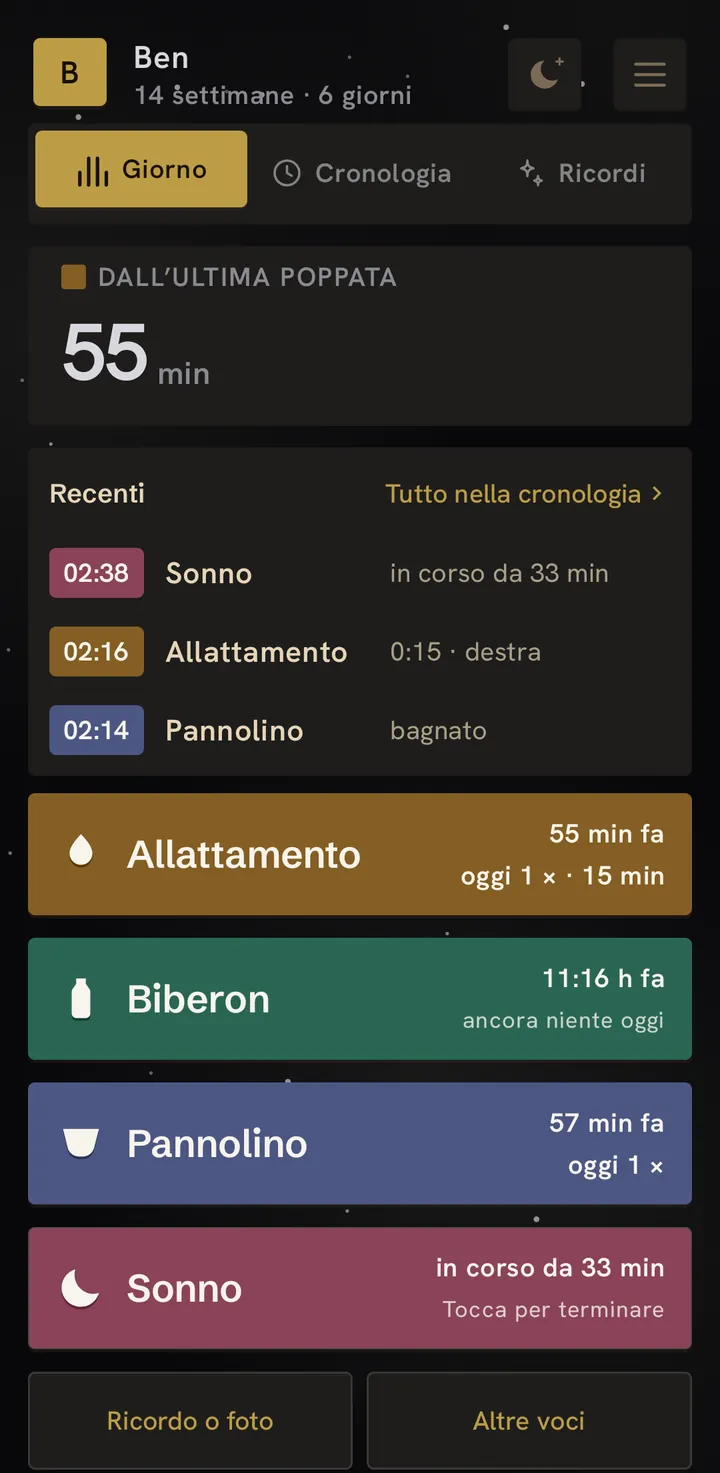 La schermata iniziale alle 3 di notte: sfondo scuro, 55 minuti dall’ultima poppata e, sotto, ciò che è successo per ultimo.