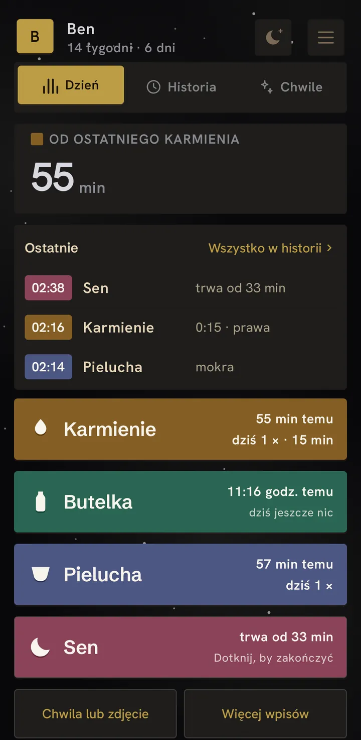 Ekran główny o trzeciej w nocy: ciemne tło, 55 minut od ostatniego karmienia, a pod spodem to, co było ostatnio.