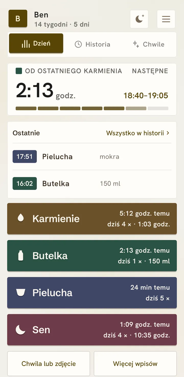 Ekran główny w dzień w ustawieniu Prosto: czas od ostatniego karmienia, następne jako przedział godzin i cztery duże przyciski.