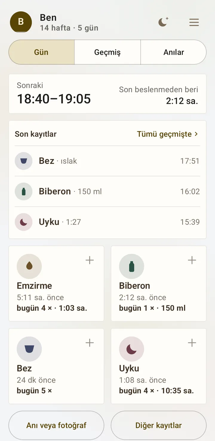 Sakin hazır ayarında ana ekran: sıradaki beslenme 18:40–19:05 arasında, son kayıtlar ve dört kutucuk.