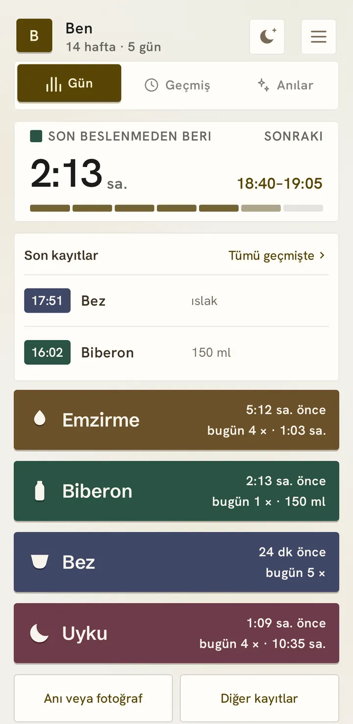 Gündüz ana ekran, Sade hazır ayarıyla: son beslenmeden bu yana geçen süre, bir sonraki beslenme zaman aralığı olarak ve dört büyük düğme.